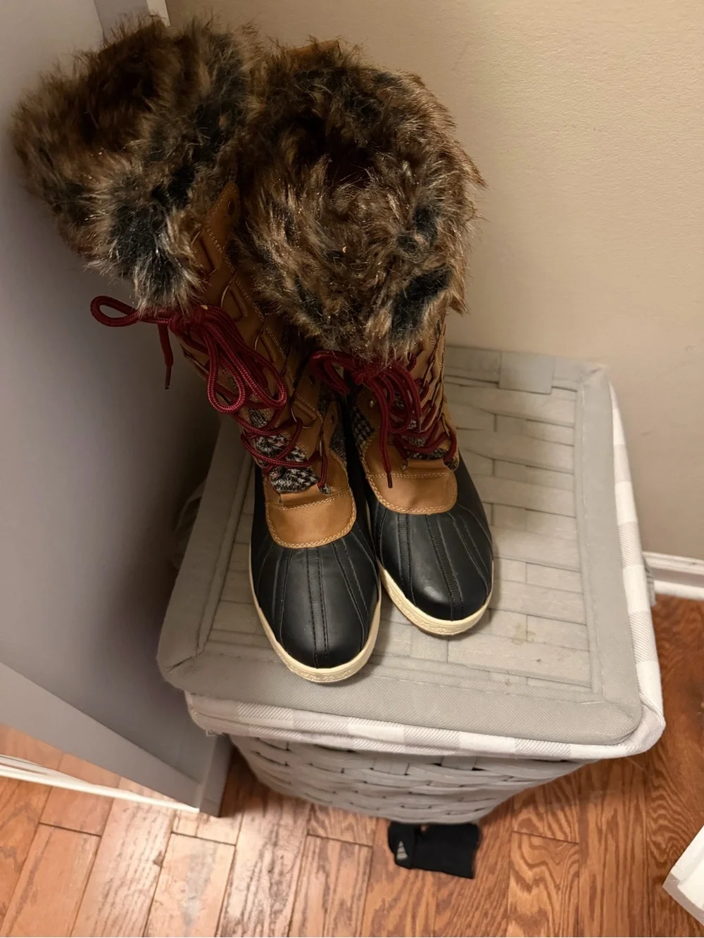 Women's Waterproof Lace-Up Winter Boots in Black and Tan